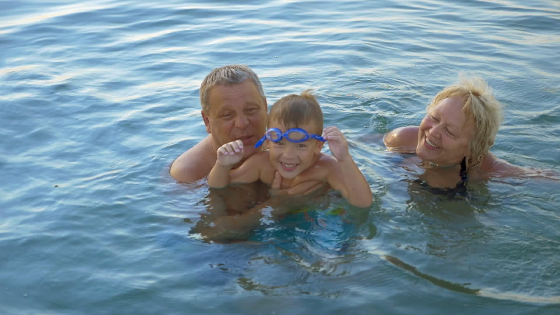 海洋中幸福的家庭视频的预览图