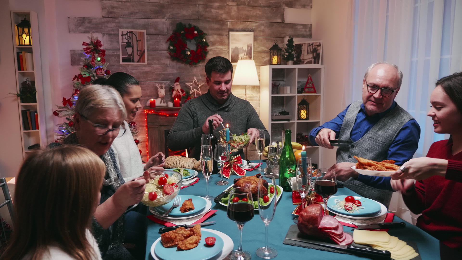 盛大家庭庆祝圣诞节吃美味的食物视频的预览图