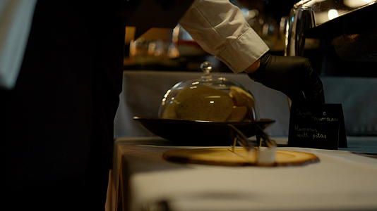在防护手套特写镜头中不知名服务员提供餐厅菜单平板电脑视频的预览图