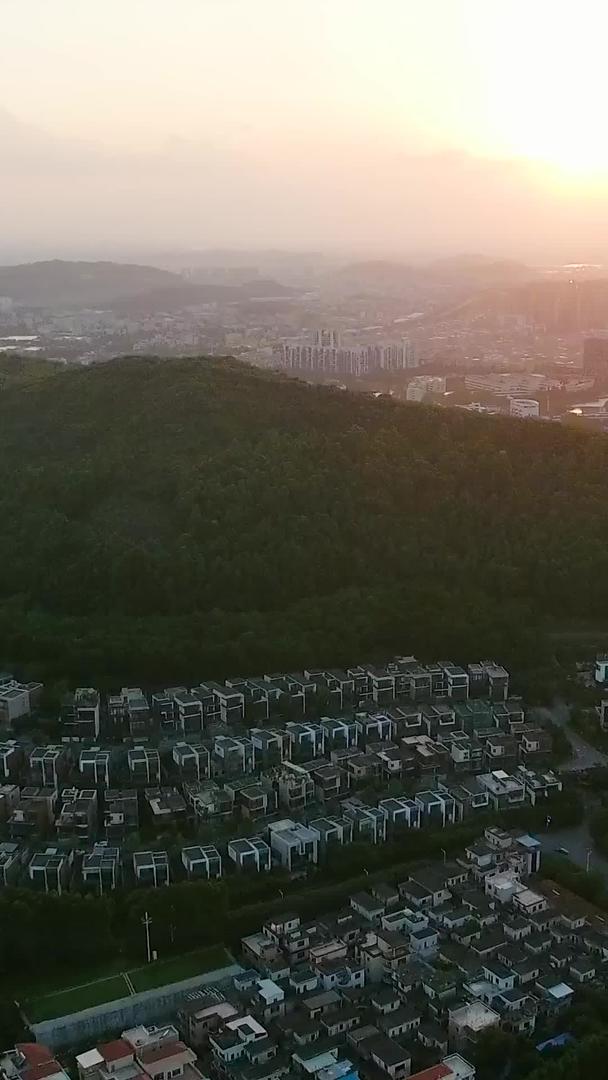 广东省顺德夕阳下别墅建筑群航拍视频的预览图