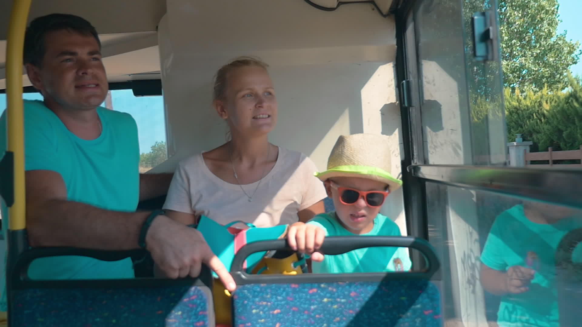 坐在公共汽车上的家庭视频的预览图