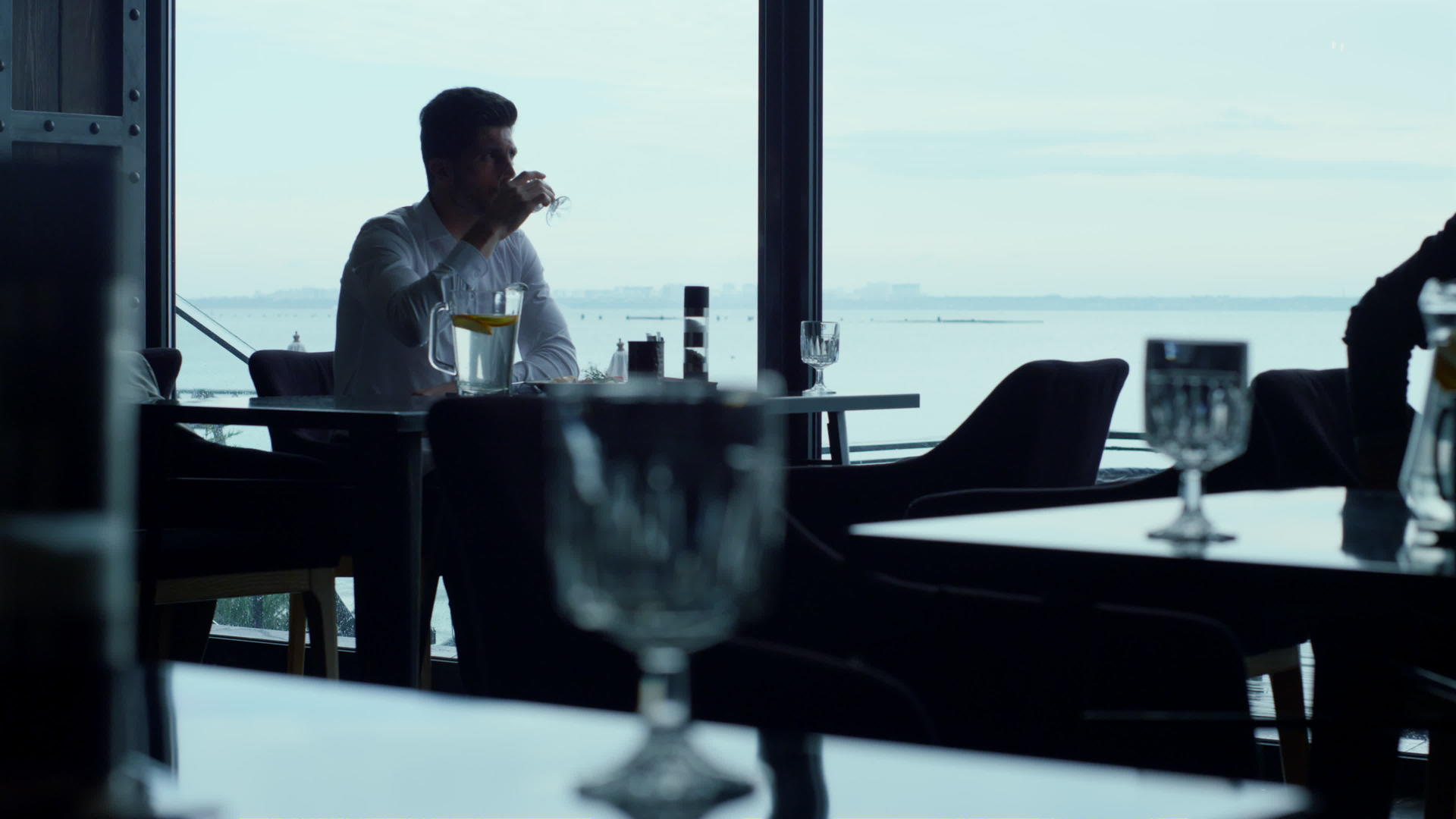 有魅力的商务人士在豪华餐厅海景中度过午餐时间视频的预览图