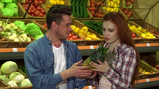 夫妻俩在超市买菠萝视频的预览图