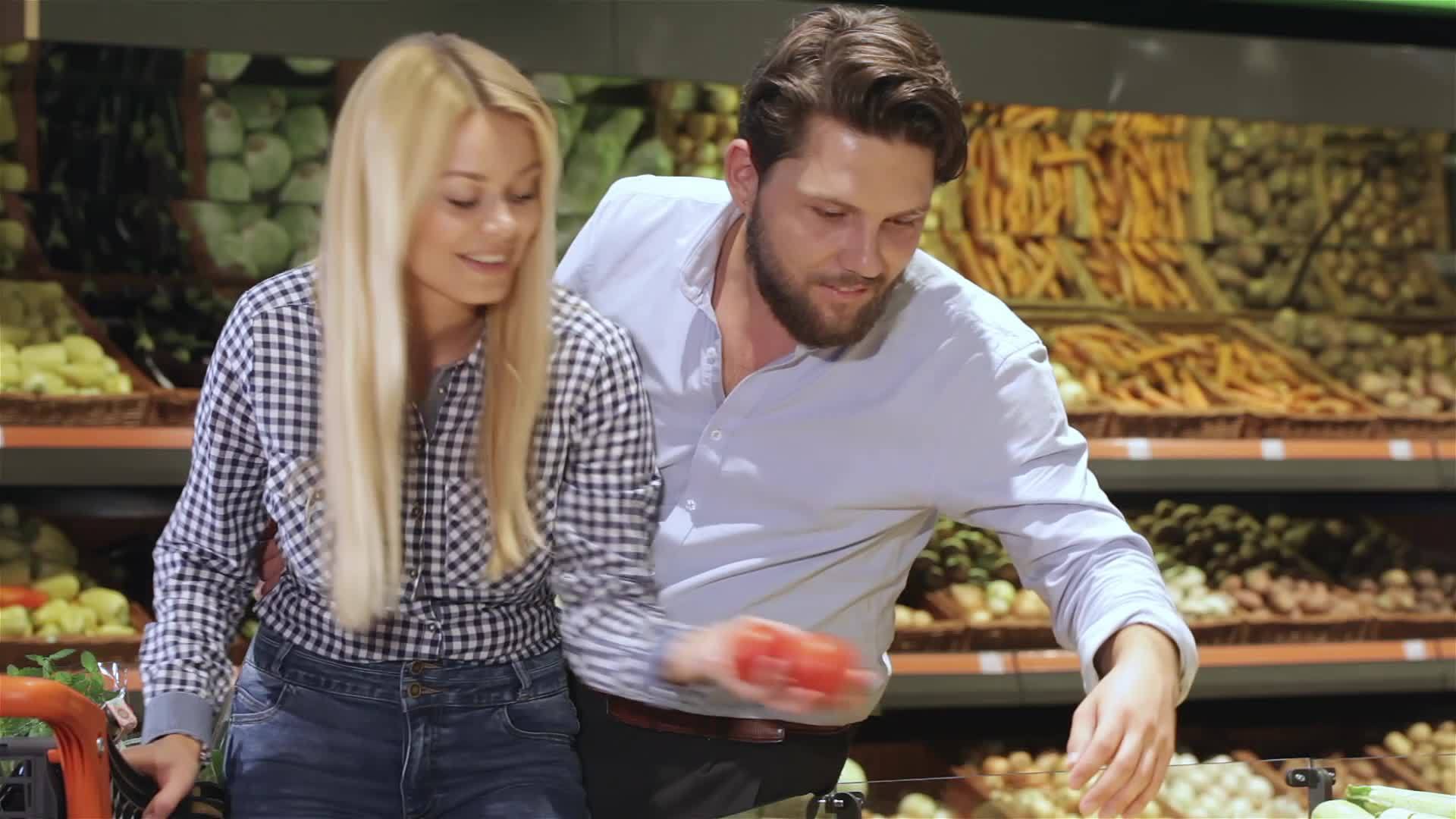 夫妻俩在商场买西红柿视频的预览图