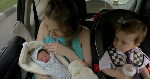 母亲和两个孩子在车里视频的预览图