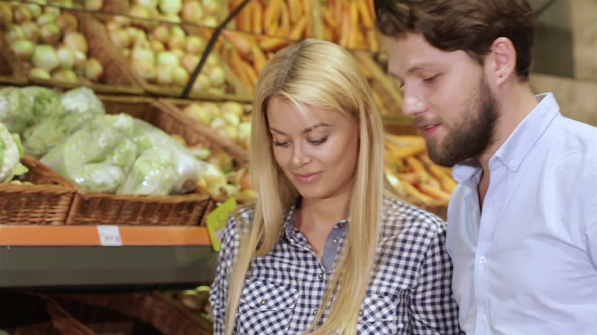 夫妻俩在超市蔬菜区买菜视频的预览图