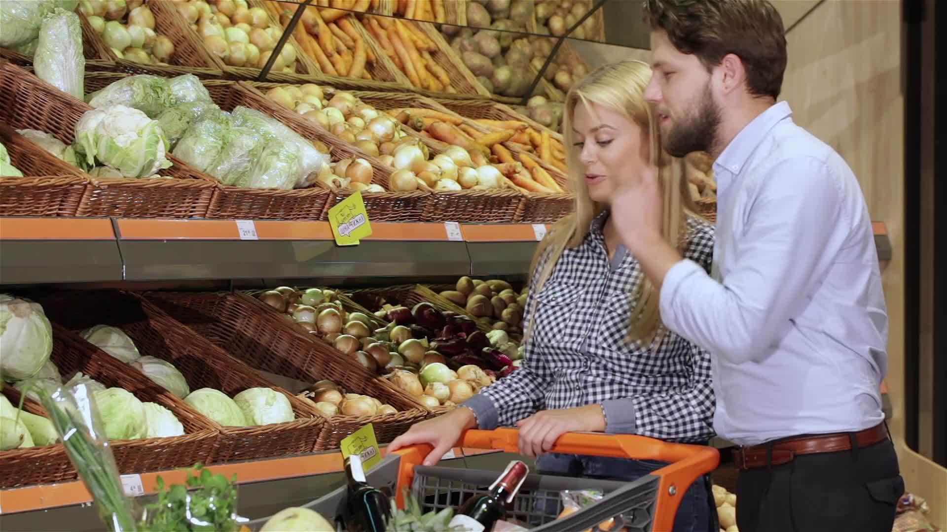 夫妻俩在商场买卷心菜视频的预览图