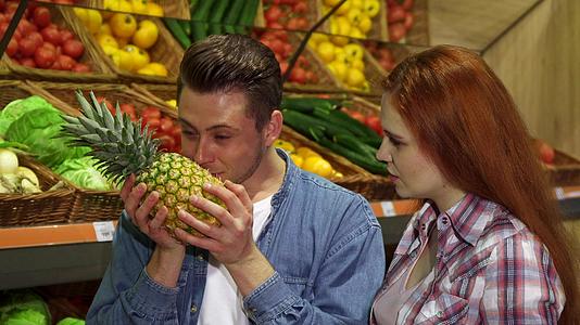一对夫妇闻到了超市菠萝的味道视频的预览图
