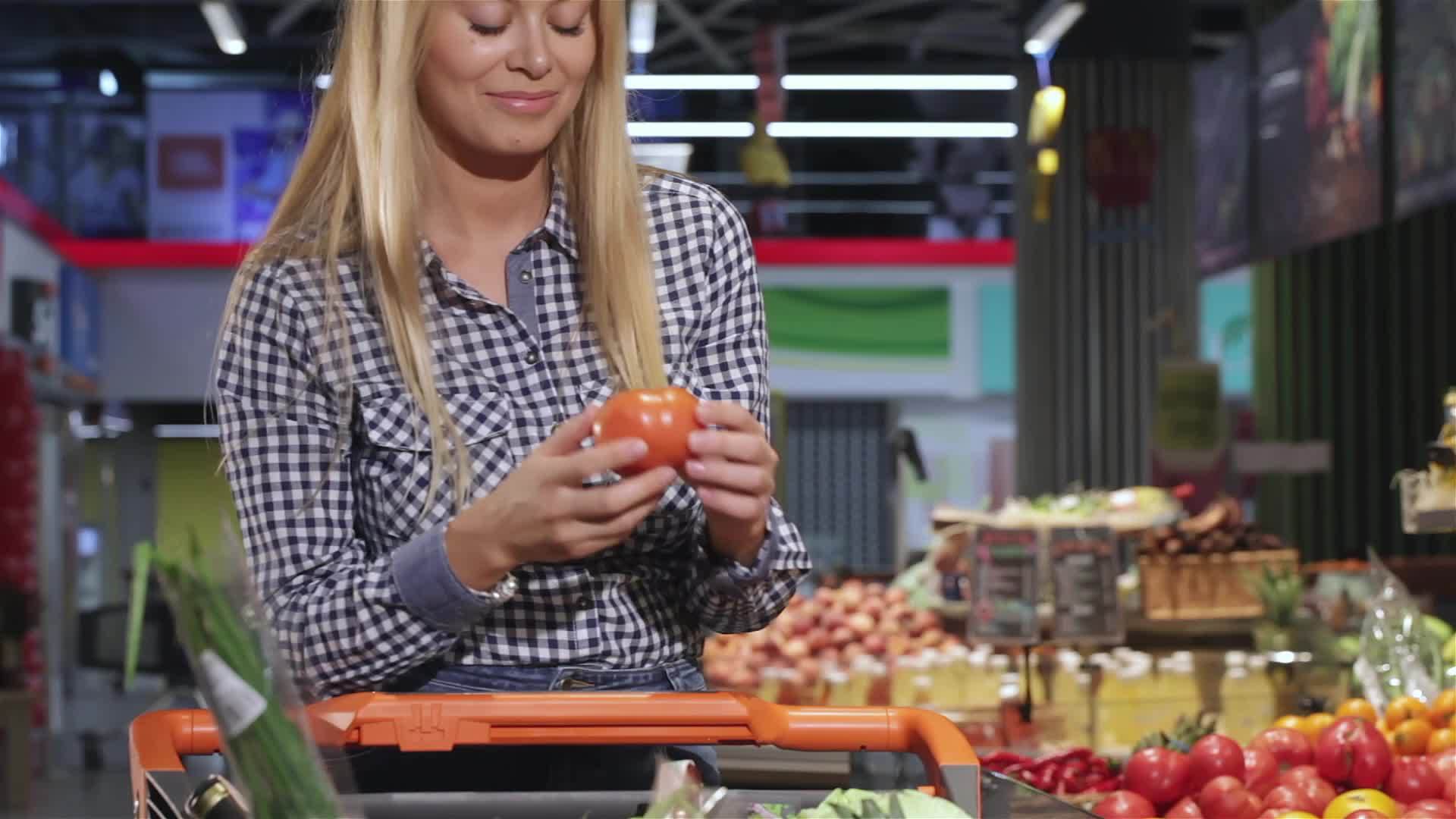 超市里的西红柿闻起来很女性化视频的预览图