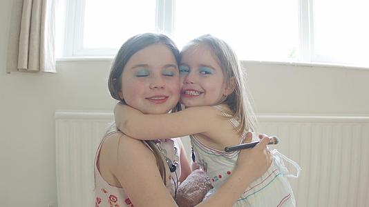 女孩拥抱着她的妹妹拥抱着她的妹妹视频的预览图