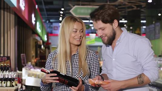 年轻夫妇在超市选择葡萄酒视频的预览图