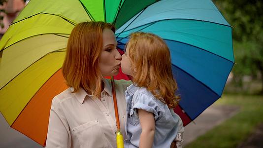 母亲和女孩在自然染色伞下视频的预览图