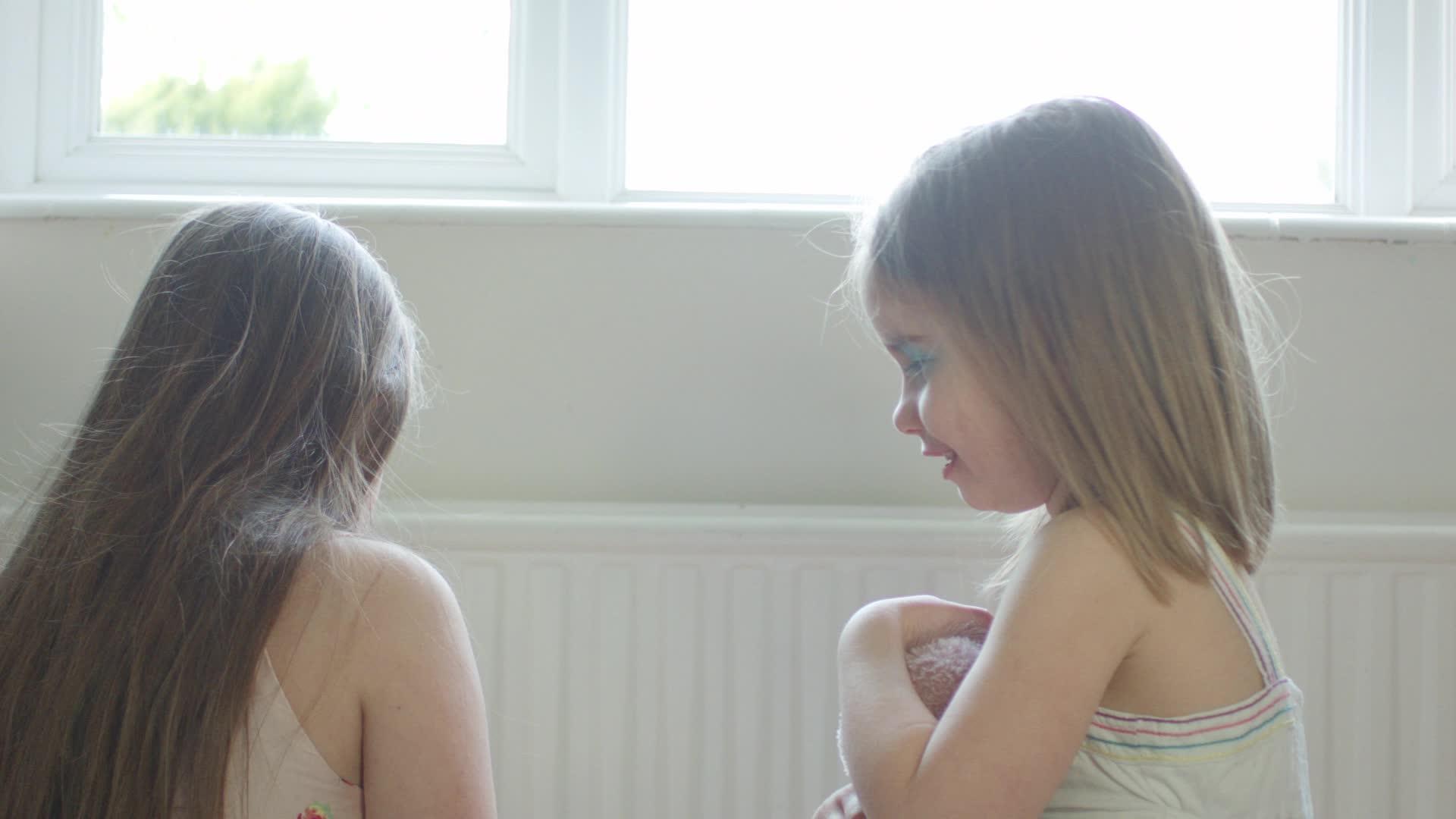 10岁前的caucasian女孩在姐姐身上化妆然后视频的预览图