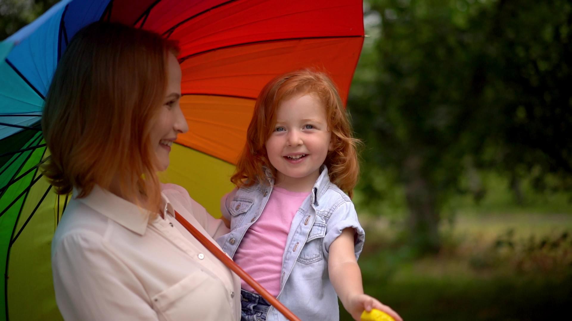 母亲和女孩在自然染色伞下视频的预览图