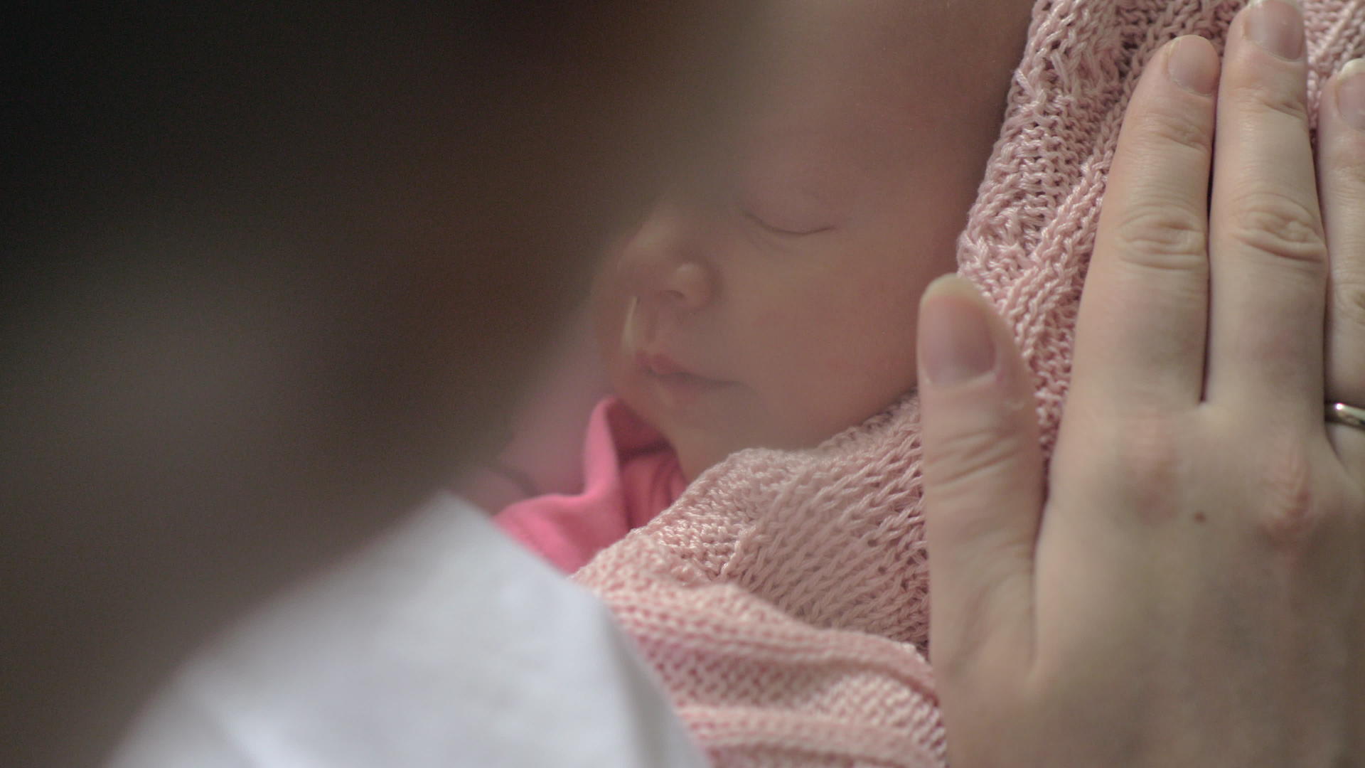 新生儿母亲的触摸时刻视频的预览图