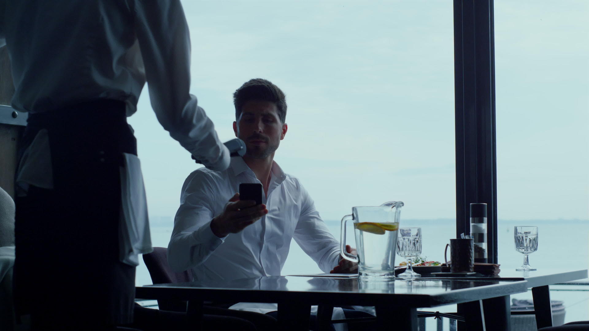 帅哥利用智能手机nfc技术在时尚餐厅支付午餐视频的预览图