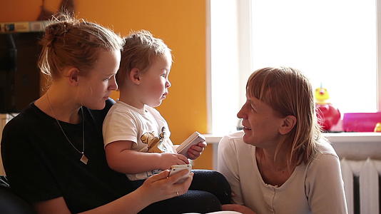 两岁的男孩和他的母亲和祖母一起玩游戏和他的母亲和祖母一起玩游戏视频的预览图