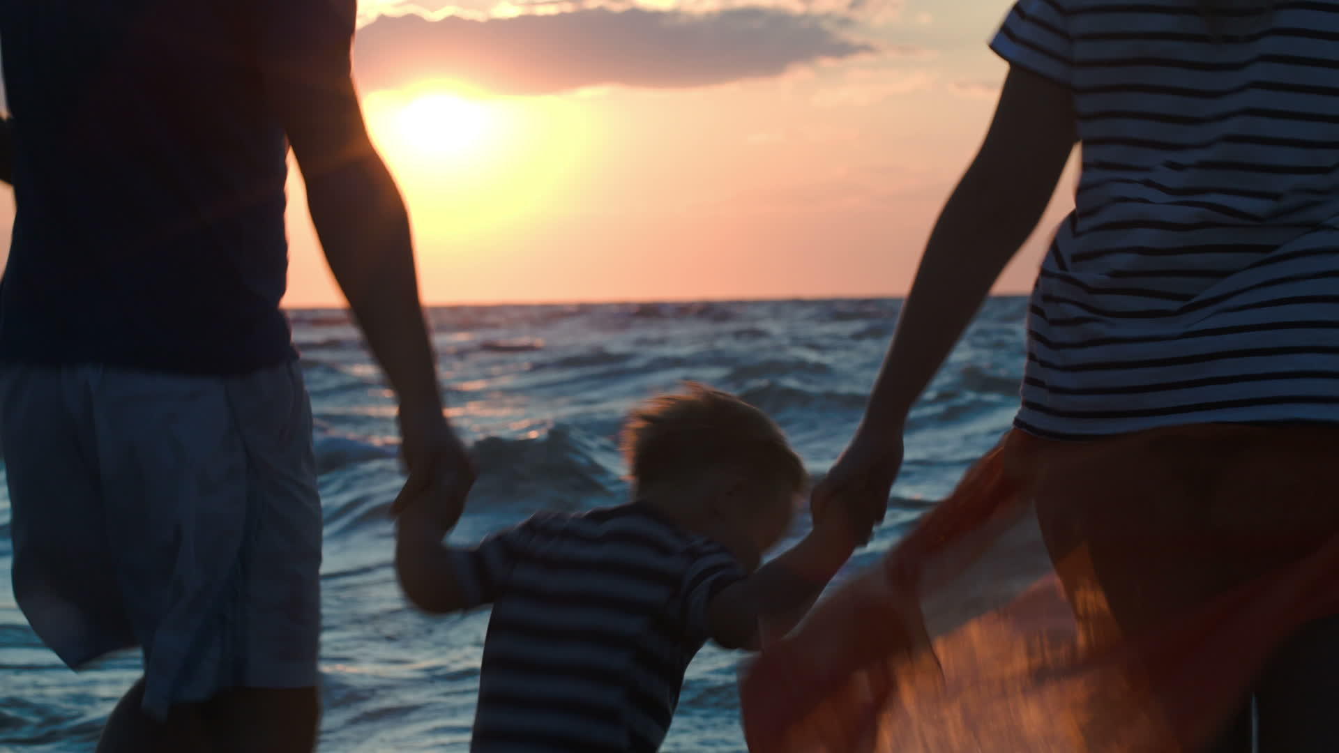 三个幸福的家庭在日落时在海上跳舞视频的预览图