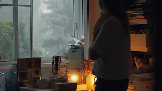 外面下着大雨孩子的母亲看着窗外视频的预览图