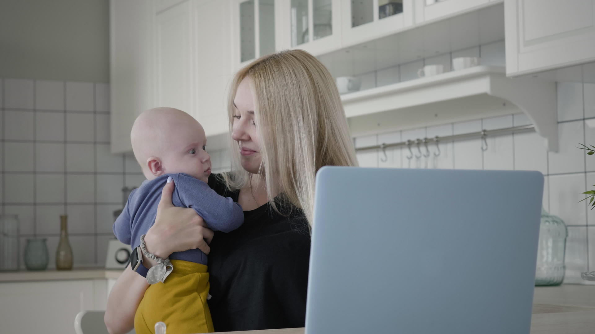 在家工作时照顾婴儿的母亲视频的预览图