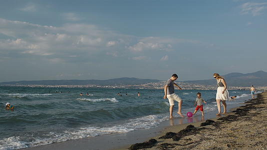 家庭乐趣在海滩上视频的预览图