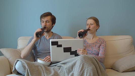情侣们在沙发上喝啤酒视频的预览图
