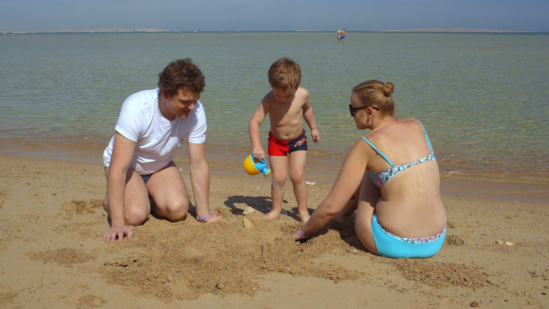 海滩上幸福的家庭视频的预览图