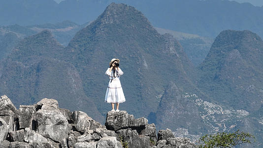 少女航拍在4K阳朔老寨山顶上视频的预览图