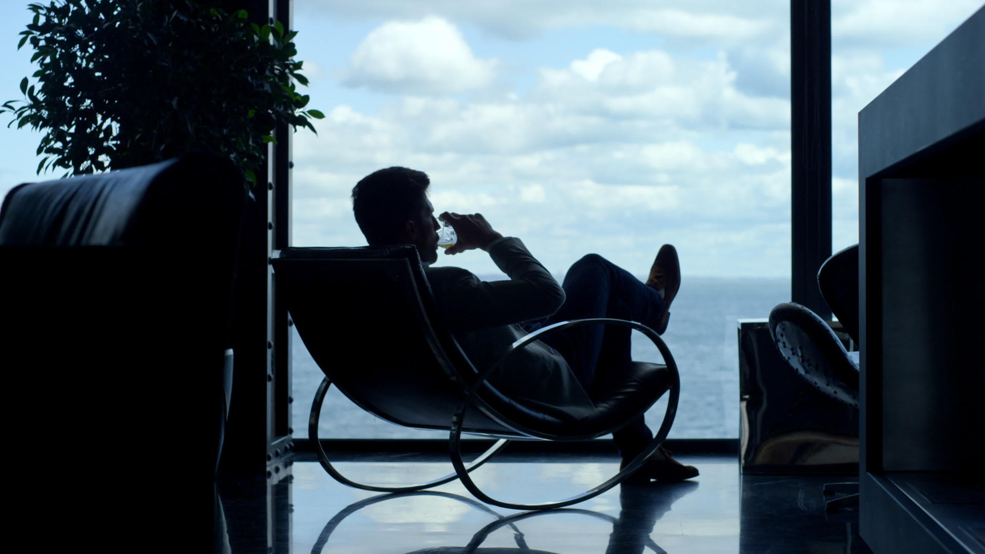 剪影男子在海景中享受假期生活干邑白兰地视频的预览图