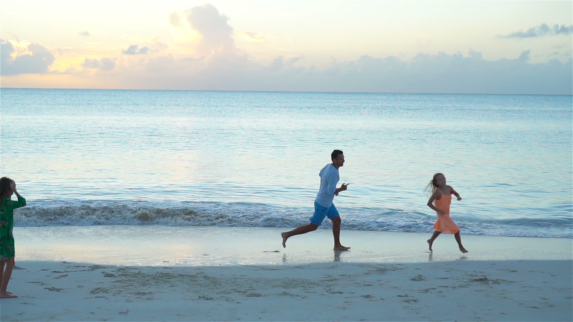 日落时在海滩上享受家庭乐趣视频的预览图