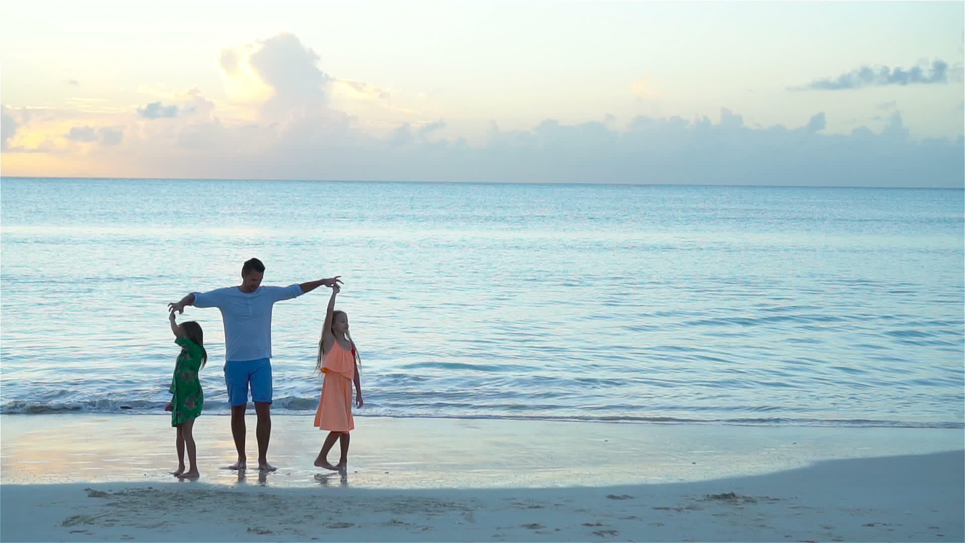 日落时在海滩上享受家庭乐趣视频的预览图