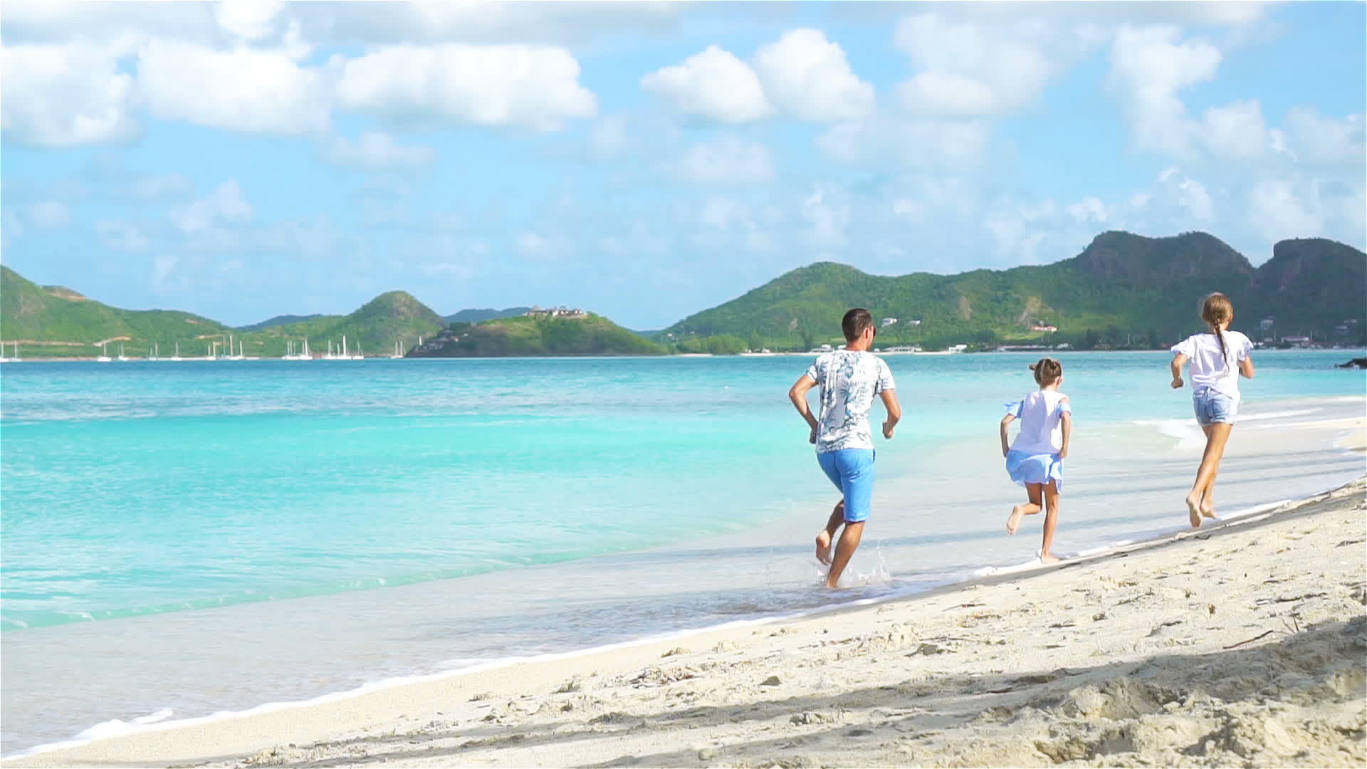 父亲和孩子享受海滩暑假视频的预览图
