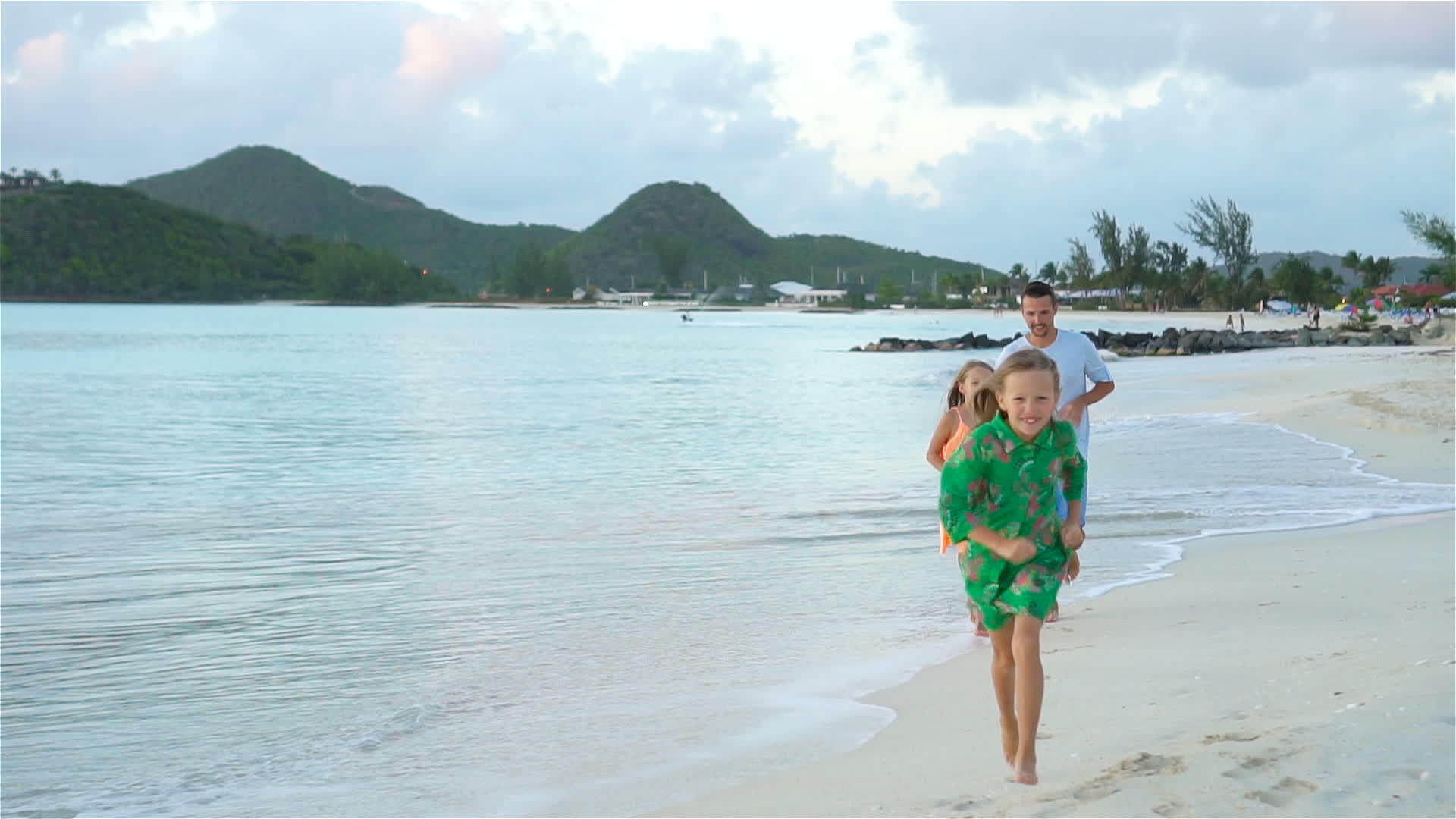 父亲和孩子享受海滩夏季热带度假家庭在海边散步视频的预览图