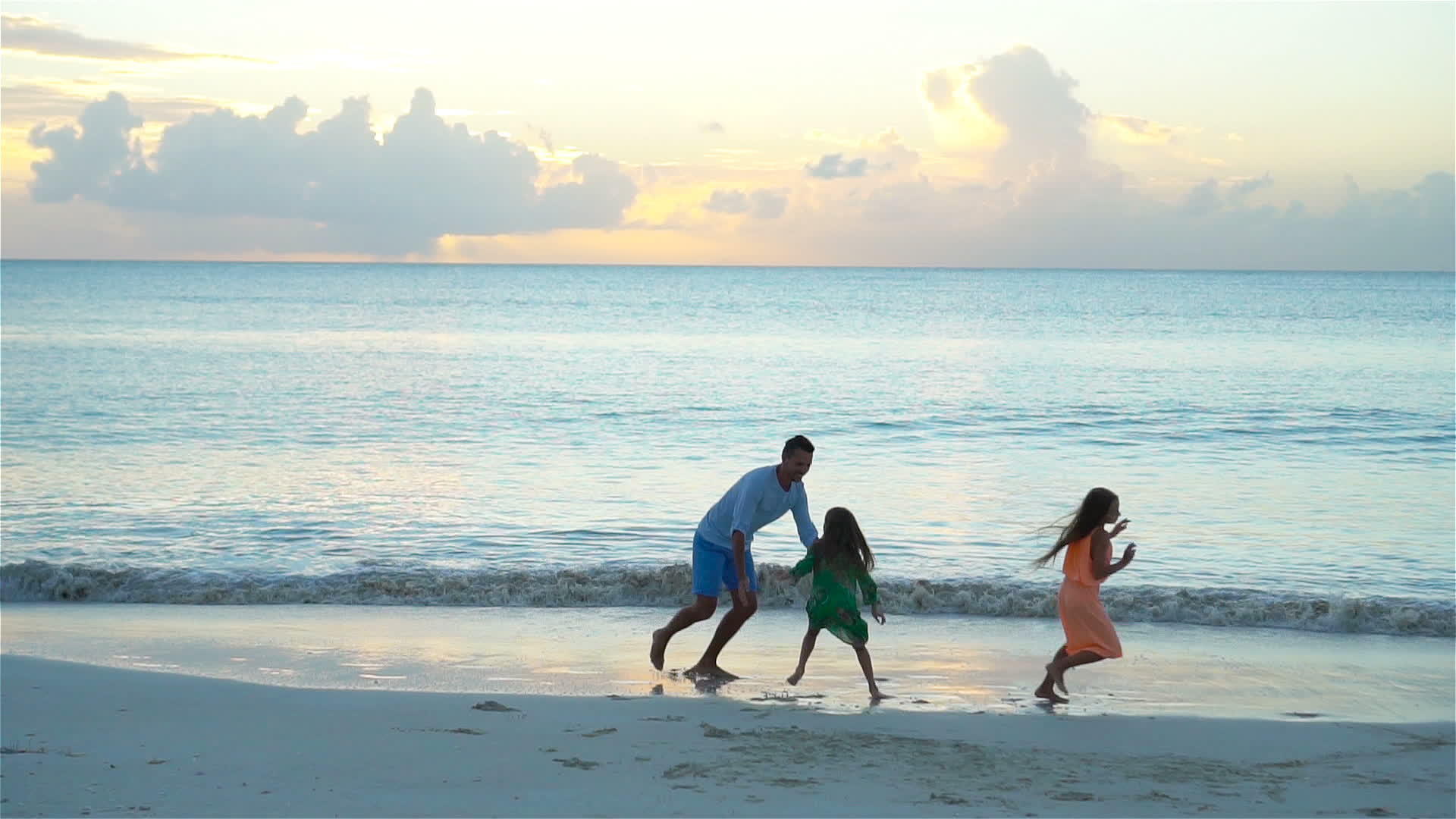 晚上父亲和可爱的小女孩的家人享受海滩度假视频的预览图