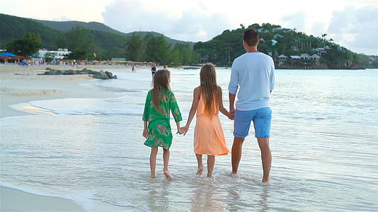 父亲和孩子享受海滩暑假视频的预览图