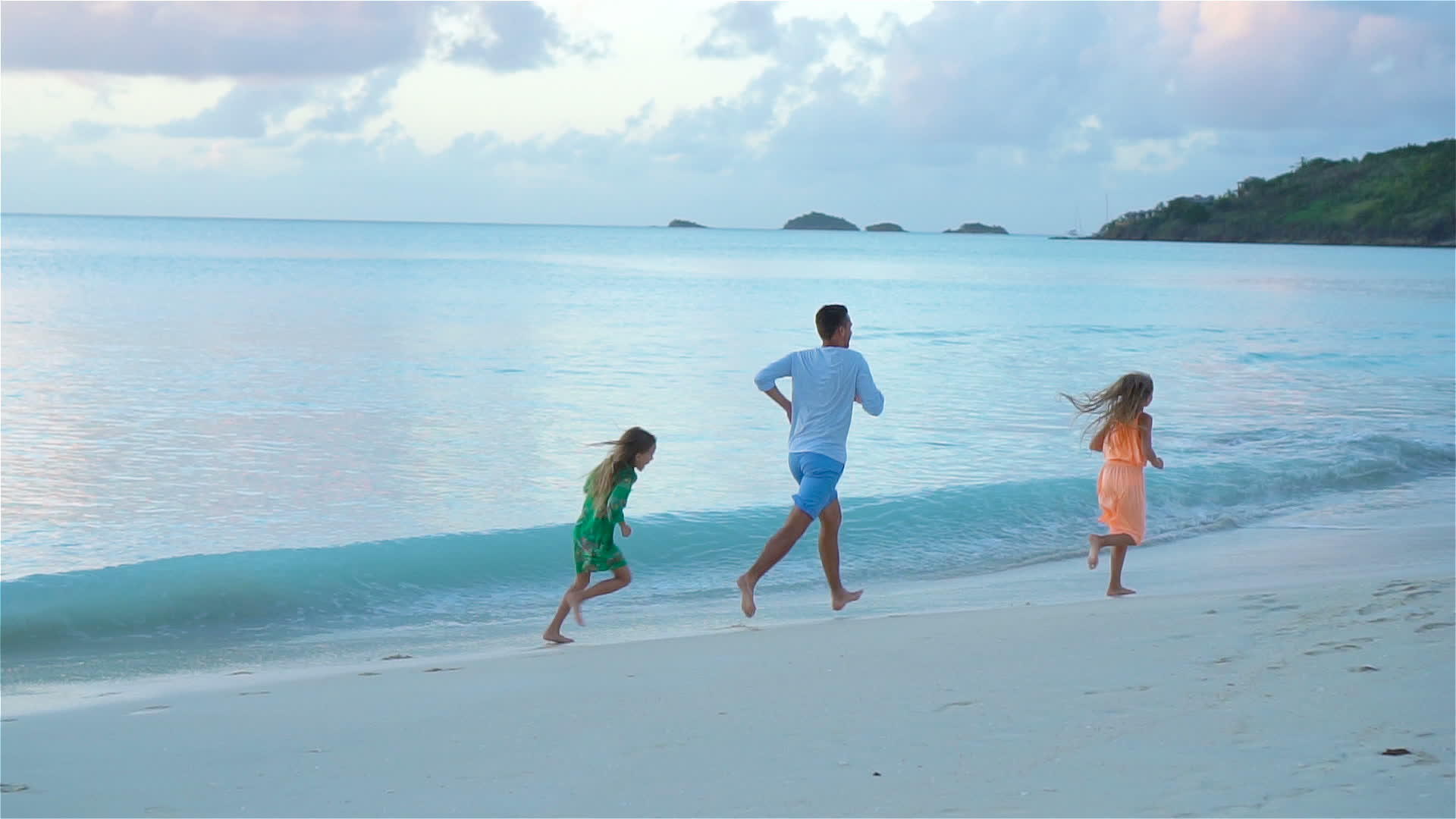 享受海滩度假的父亲和孩子的家庭慢动作视频的预览图