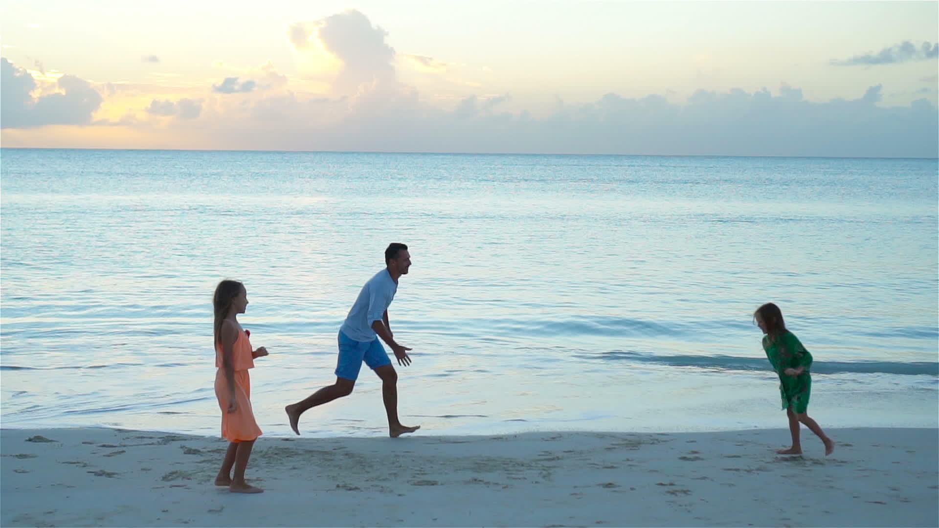 享受海滩度假的父亲和孩子的家庭慢动作视频的预览图