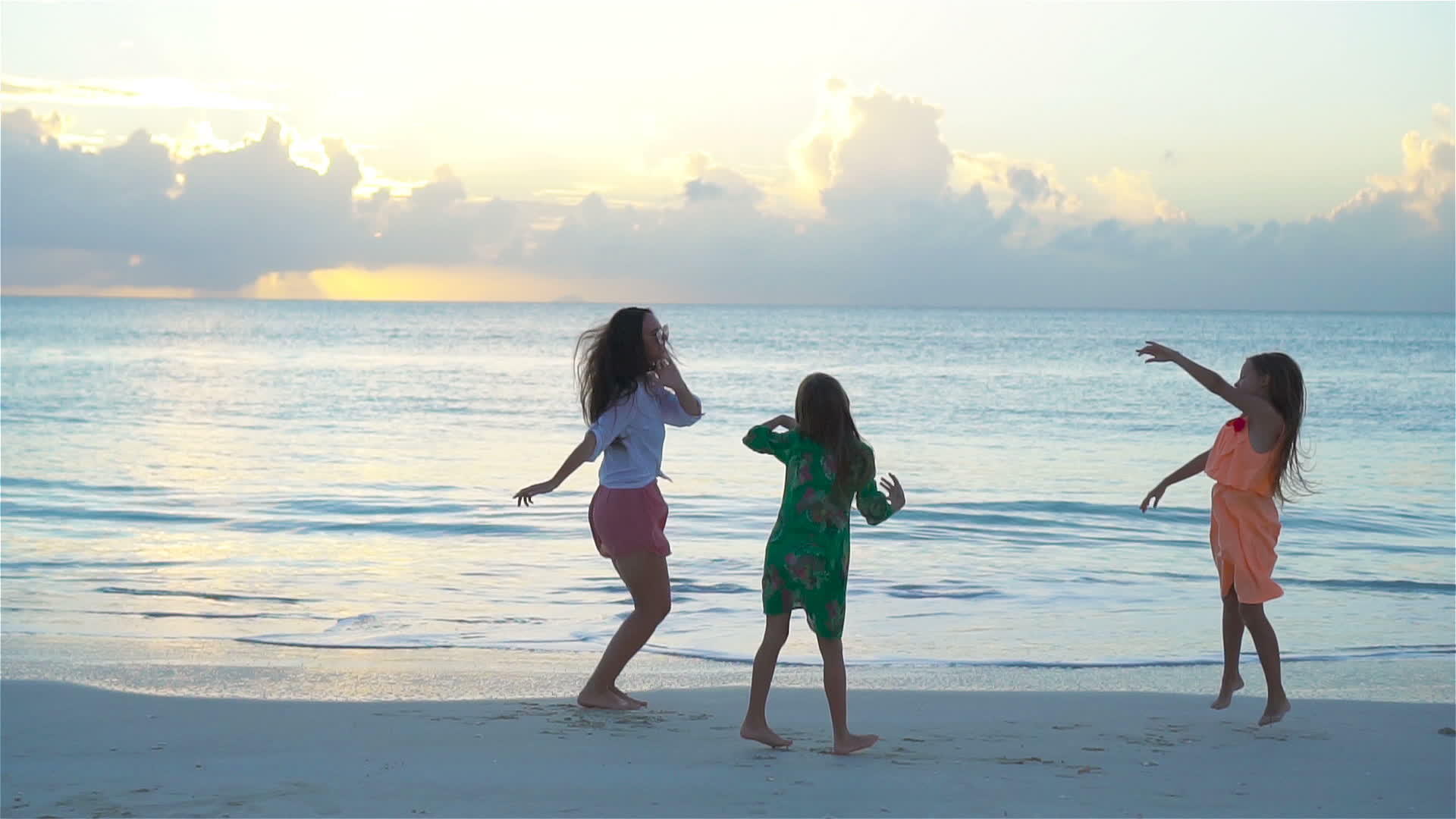 母亲和孩子在白色海滩上享受夏季热带假期视频的预览图