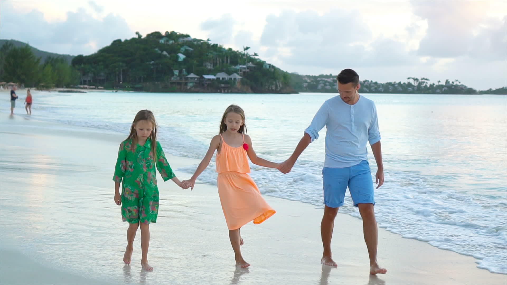 婴儿和儿童享受夏季热带海滩度假的慢动作视频的预览图