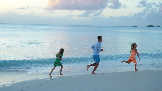 婴儿和儿童享受夏季热带海滩度假的慢动作视频的预览图
