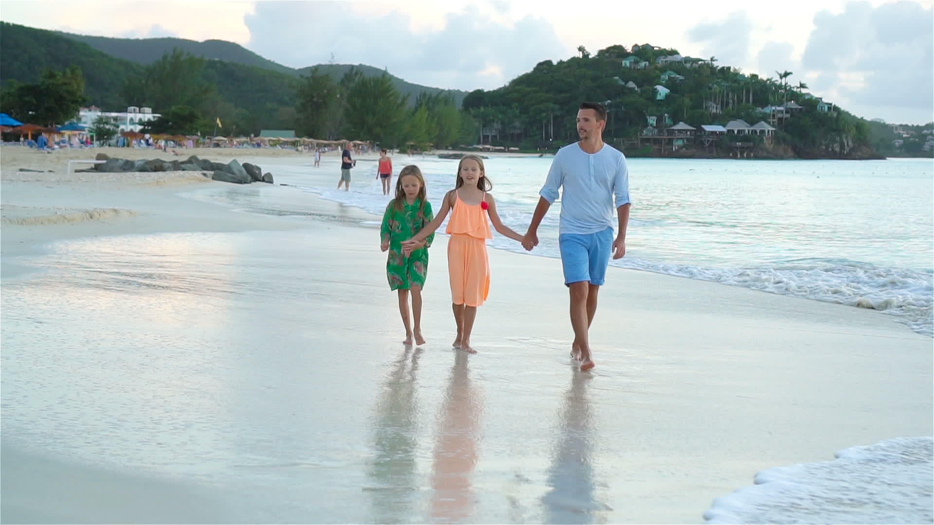 享受海滩夏季热带度假的父亲和孩子视频的预览图