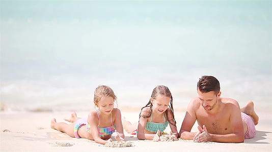 享受海滩夏季热带度假的父亲和孩子视频的预览图