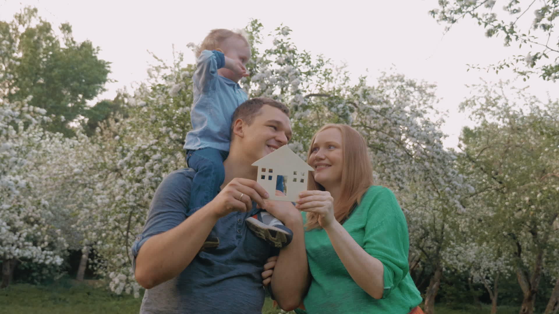 以家庭模式为房地产概念的家庭幸福家庭视频的预览图
