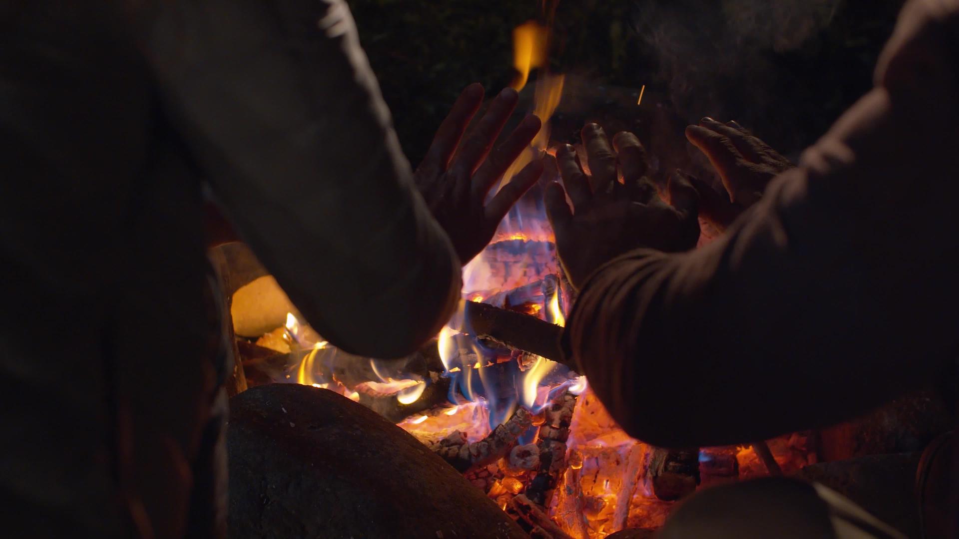 家庭温暖的手在营火上视频的预览图