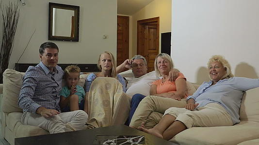 家庭在电视上观看体育比赛视频的预览图