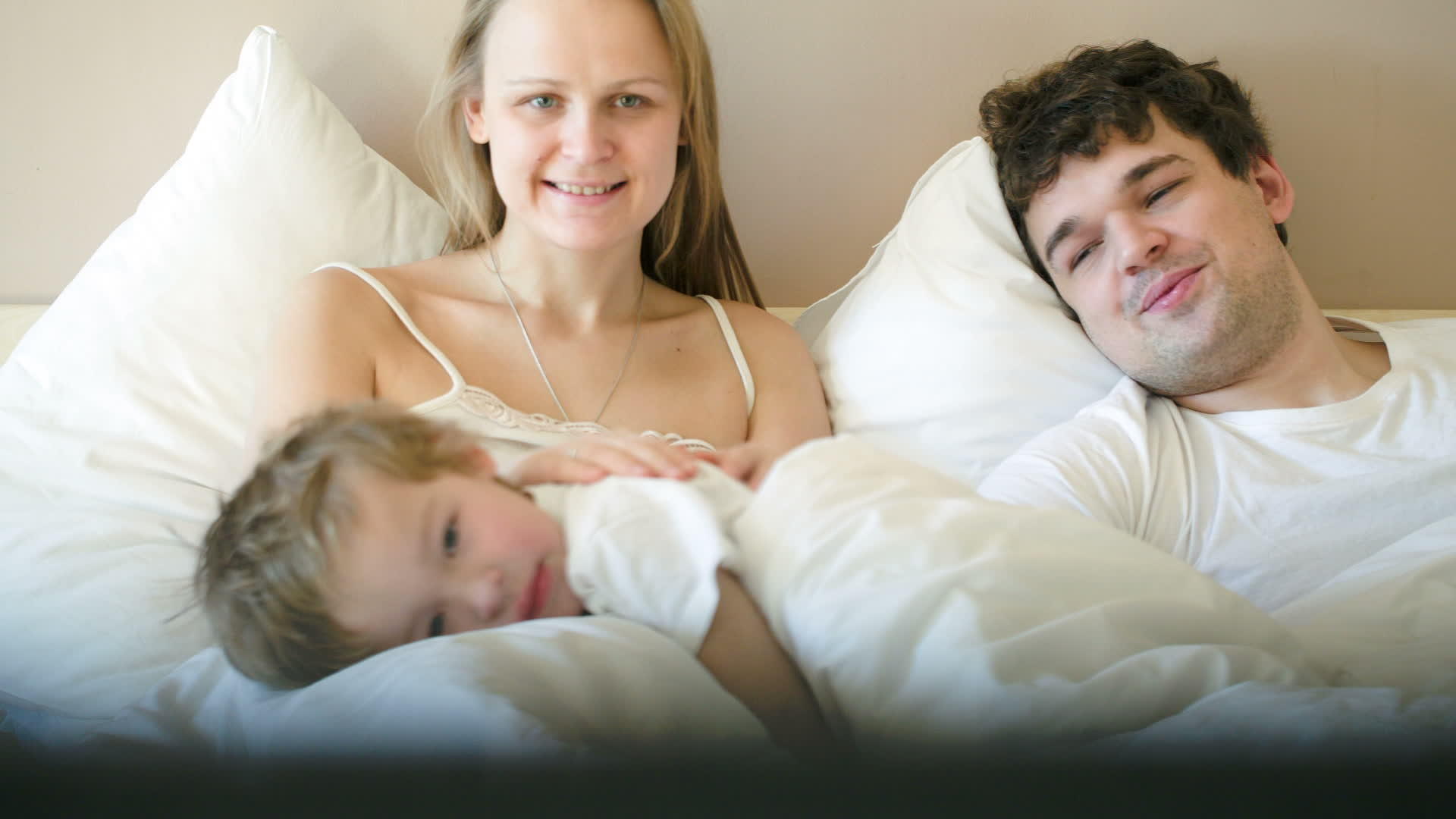 三个幸福的家庭在清晨看电视视频的预览图