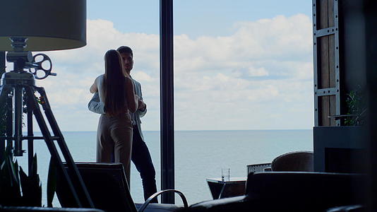 爱情拥抱海景酒店人物剪影视频的预览图