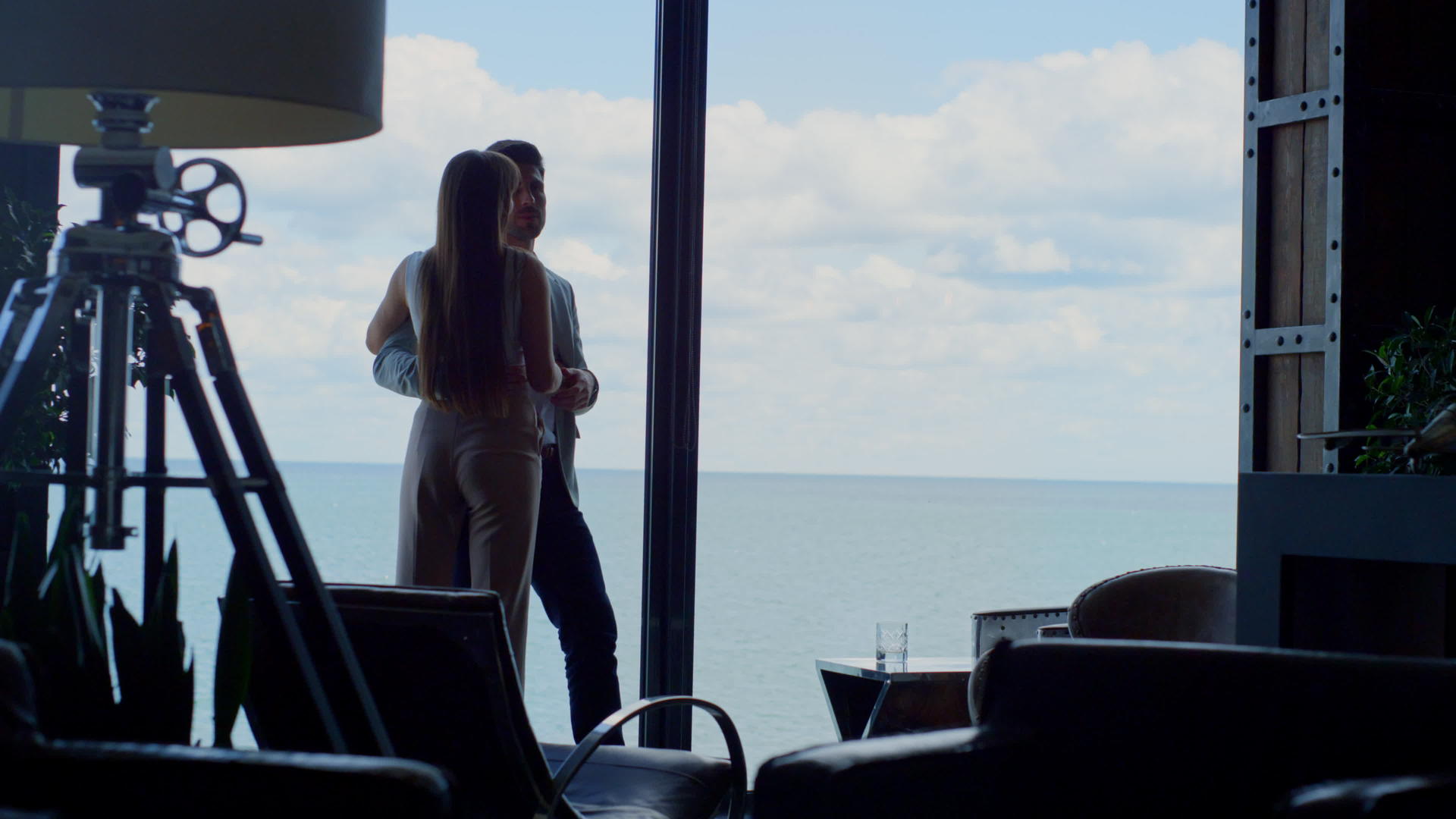 感情夫妇在酒店欣赏海景视频的预览图