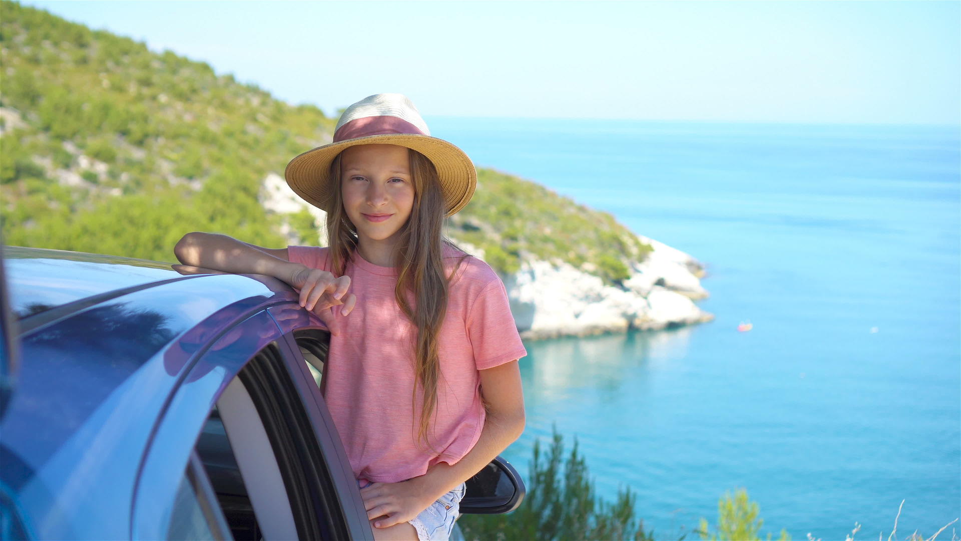 小女孩开车去度假汽车背景美景等等视频的预览图