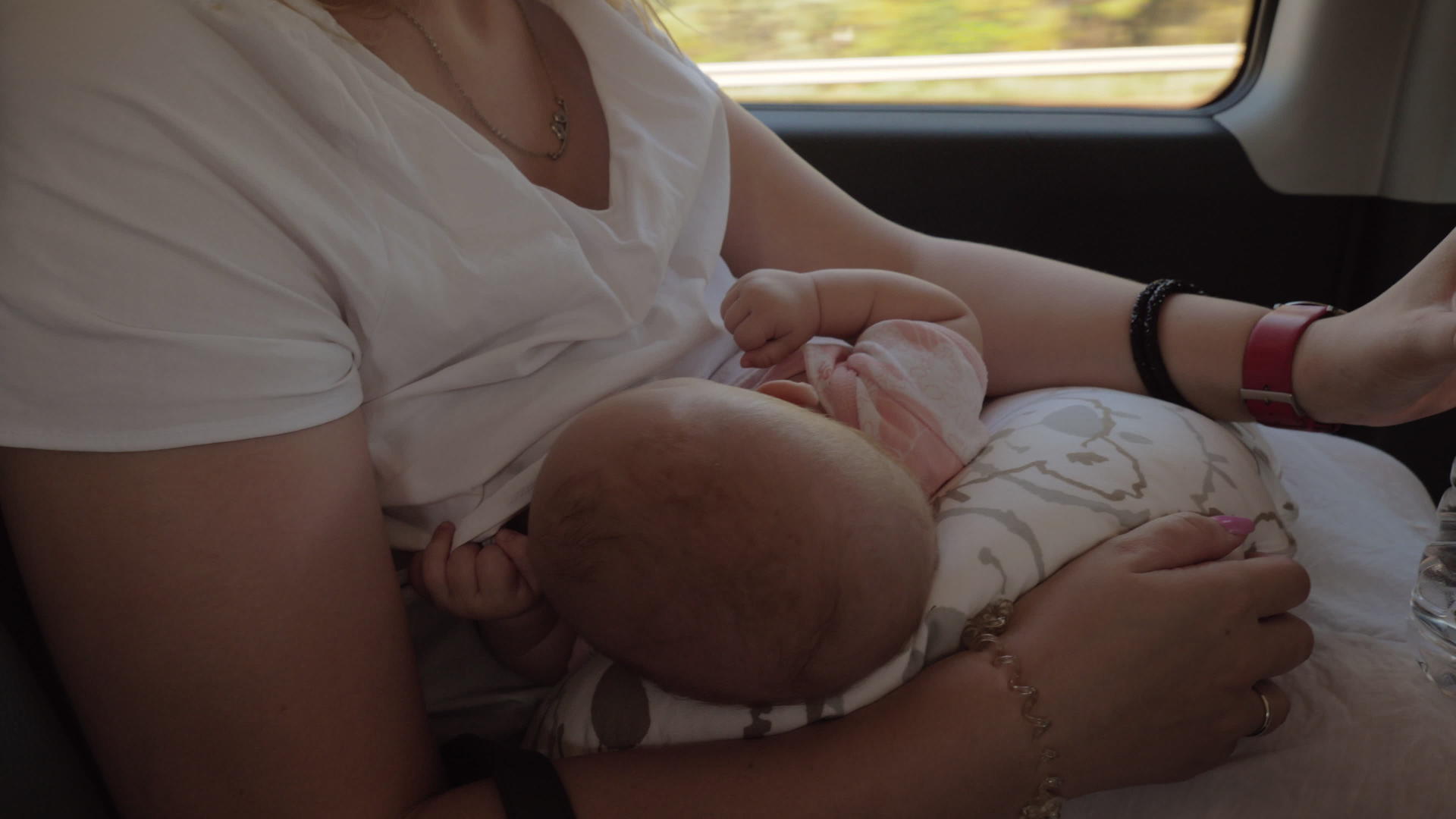 母乳喂养婴儿和汽车饮用水；在车里视频的预览图